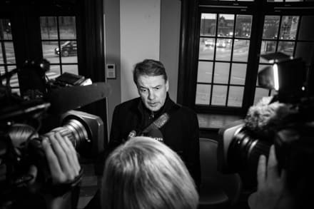 Christian Friis Bach (V) kan godt forstå, at Tyskland af historiske grunde »træder meget varsomt« med sanktioner mod Israel, og mener, at Danmark som formandskabsland for EU heller ikke skal gå »ud på den ene eller anden fløj«. Fredag meddelte den tyske regering imidlertid, at man delvist vil indstille våbeneksporten til Israel.