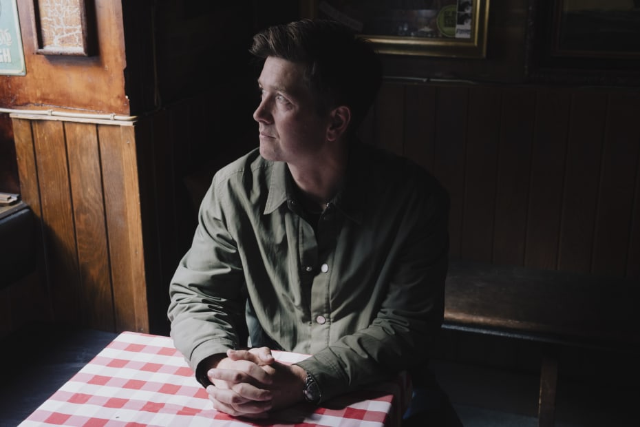 »Han skriver underholdende. Lixtallet skræmmer ingen væk. Han tænder ikke nye lygter af klarsyn. Han er ikke samfundsteoretiker, men en effen bestsellerforfatter,« skriver Steen Nepper Larsen om Morten Münster.