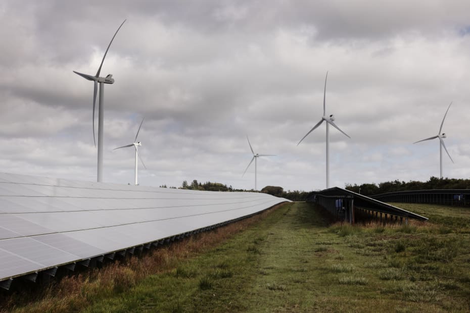 Solcellekrigen raser, og modstanderne af de store energianlæg er ikke blevet formildet af regeringens pengegaver til landdistrikterne. For det handler om noget dybere end penge