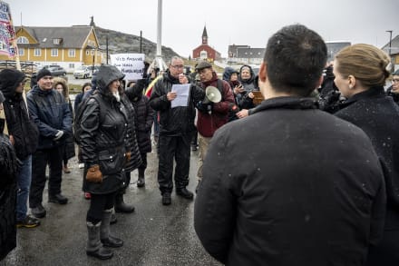 Statsminister Mette Frederiksen (S) blev under et besøg i Nuuk i 2023 mødt af demonstranter, der selv havde fået opsat spiral som en del af spiralkampagnen.