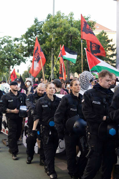 En demonstration for queerpersoners frig&oslash;relse og mod kolonialisme, racisme, kapitalisme og Israels krig i Gaza i Berlin den 25. juli. Samme aften k&oslash;rte en mand ind personer ved et pridearrangement i byens Tiergarten, en kvinde blev dr&aelig;bt, og adskillige personer blev s&aring;ret.