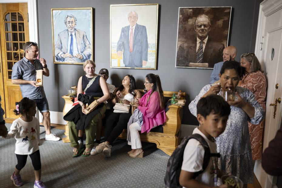 Christiansborg afholder åbent hus i forbindelse med en statsborgerskabsdag. Med en meget restriktiv udlændingepolitik får vi nok færre indvandrere, men måske også etniske mindretal, der er mere i konflikt med det bestående samfund.