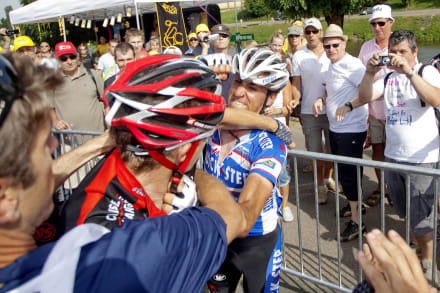 Siden Carlos Barredo truede Rui Costa Marco med et cykelhjul under Tour de France i 2010, har det i sportens verden været småt med den slags udbrud af ren menneskelig følelse. Foto: Jasper Juinen/Ritzau Scanpix
