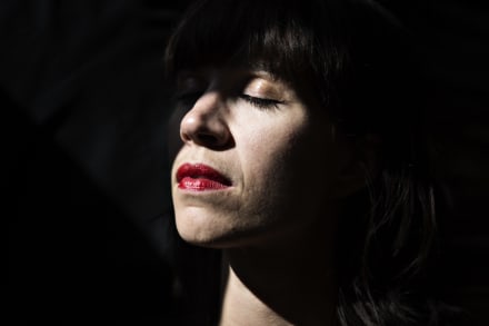 Kristina Stoltz’ ’Vild’ bliver faktisk uhyggelig, da jagten på den alternative personlighed Julie sætter ind. Det er sælsomt gåsehudsfremkaldende.