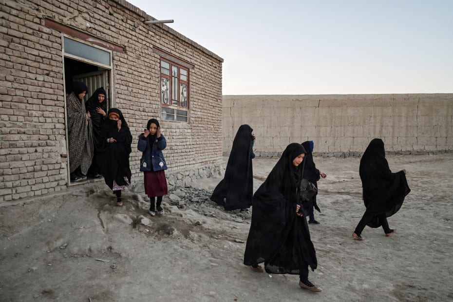Før Talebans magtovertagelse i 2021 var Afghanistan også et fattigt land, men situationen er i dag alligevel en anden: Flere end to millioner piger er siden blevet forment skolegang, og piger over 12 år må slet ikke gå i skole.