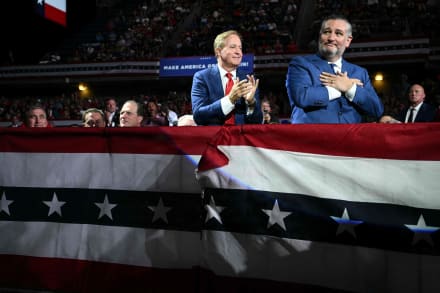 Senator Ted Cruz er fløjet ind fra Texas for at støtte partifællen Ken Paxton.