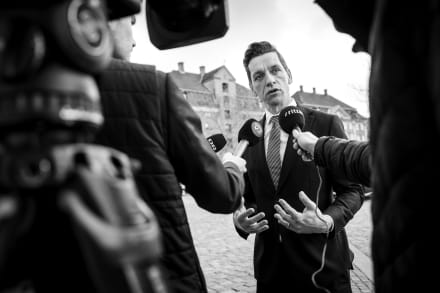 Udlændinge- og integrationsminister Kaare Dybvad Bek (S) har meddelt Folketingets Indfødsretsudvalg, at alle verserende sager, hvor borgere fejlagtigt er blevet anset for at være danske statsborgere, nu er sat i bero.