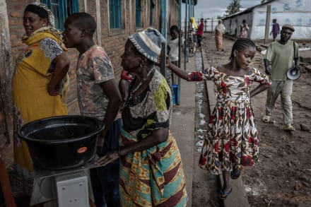 Flygtninge fra Den Demokratiske Republik Congo ankommet til Burundi står i kø til en sidste udlevering af nødhjælp fra USAID.