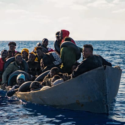 Migranter, gør sig klar til at gå om bord på redningsskibet »Rise Above«, efter at de er blevet reddet uden for Siciliens kyst i det sydlige Italien i 2022.