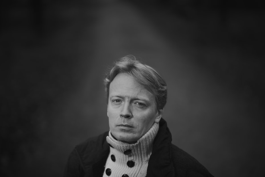 Hovedpersonen Lasse, der har mange ydre træk til fælles med Glenn Bech, står tilbage på perronen, mens debattoget kører. Hvor kører det hen? Tja, rundt i møllen én gang til.
