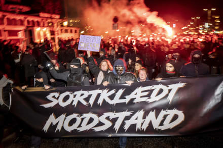 Men In Black demonstrerer mod statens håndtering af covid-19. Det var en konflikt, som ville have været oplagt for en vidensdomstol