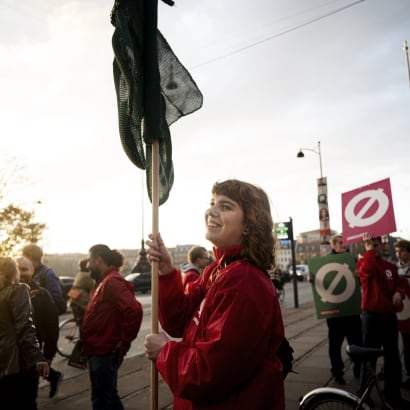 Enhedslisten uddeler flyers på Dronning Louises Bro i København under folketingsvalget i 2022. Ved det valg stemte 70 procent af kvinderne mellem 18 og 32 år på et parti i rød blok.