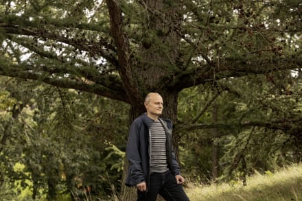 Toke Haunstrup tog i foråret 2023 orlov fra sit arbejde som forsker ved Aalborg Universitet og cyklede tværs over Danmark for at besøge mennesker, der lever anderledes for at skabe mening i tilværelsen.