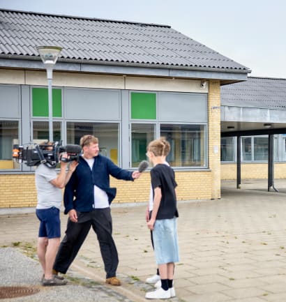 Flere medier tog til Hadsten, efter at tre drenge var blevet anholdt og sigtet for at planlægge et terrorangreb mod en folkeskole.