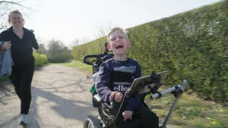 Børn har ret til at lyde som børn – også når de kommunikerer med hjælp fra teknologi