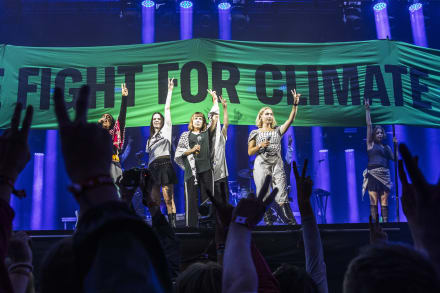 Blandt andre Greta Thunberg var med på scenen på Roskilde Festival under MØ’s koncert. Nu er den danske musiker medunderskriver i opråbet fra den danske musikbranche.