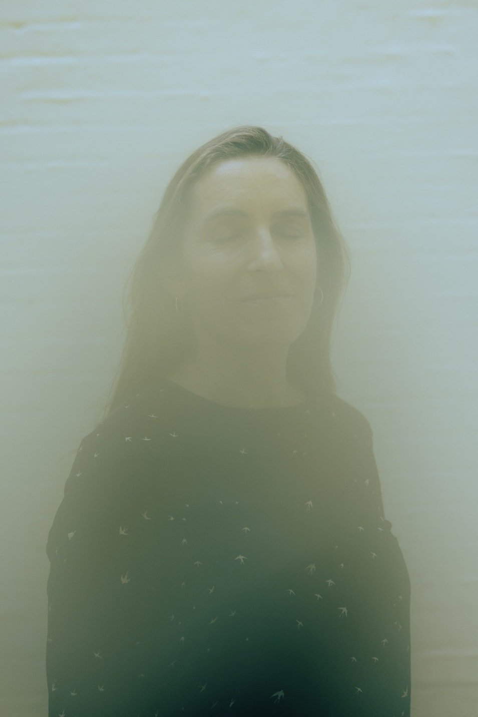 Neige Sinno skriver, at hun ikke mærker noget ligeværdigt forhold mellem forbrydelsen og straffen. For hende ville den eneste rigtige udvej være, hvis stedfaren begik selvmord.