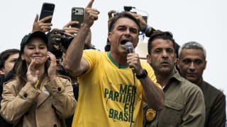 Rygter om beskidte penge og bunga-bunga-fester præger Bolsonaro-klanens comeback