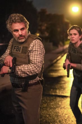 FBI-agent og tidligere præst Tom Brandis (tv.) er ikke nogen god skytte, og han drikker for meget, men han har en empatisk måde at se på verden, som ingen andre FBI-agenter har.