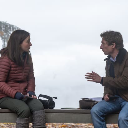 Whistleblower Frances Haugen (Mikey Madison) og journalist Jeff Horwitz (Jeremy Allen White) mødes i al hemmelighed i Aaron Sorkins film om Facebook ’The Social Reckoning’.
