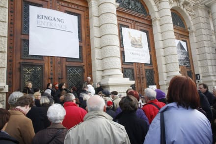 Kø foran Kunsthistorisches Museum i Wien.