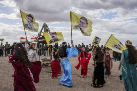 PKK holder primært til i Sydøsttyrkiet, det nordlige Irak og det nordøstlige Syrien, som billedet her er fra. På flagene ses Abdullah Öcalan, lederen af PKK.