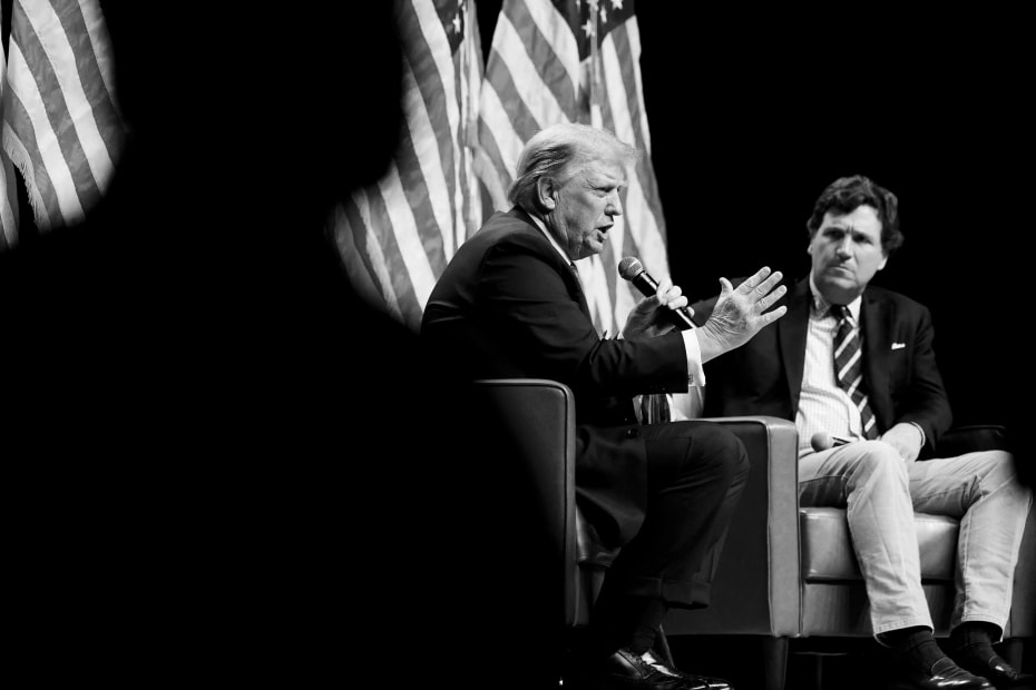 Den amerikanske præsident Donald Trump i samtale med Tucker Carlson under hans live tour i Phoenix, Arizona, den 31. oktober 2024 – under en uge før det amerikanske præsidentvalg, som bragte Trump til magten.