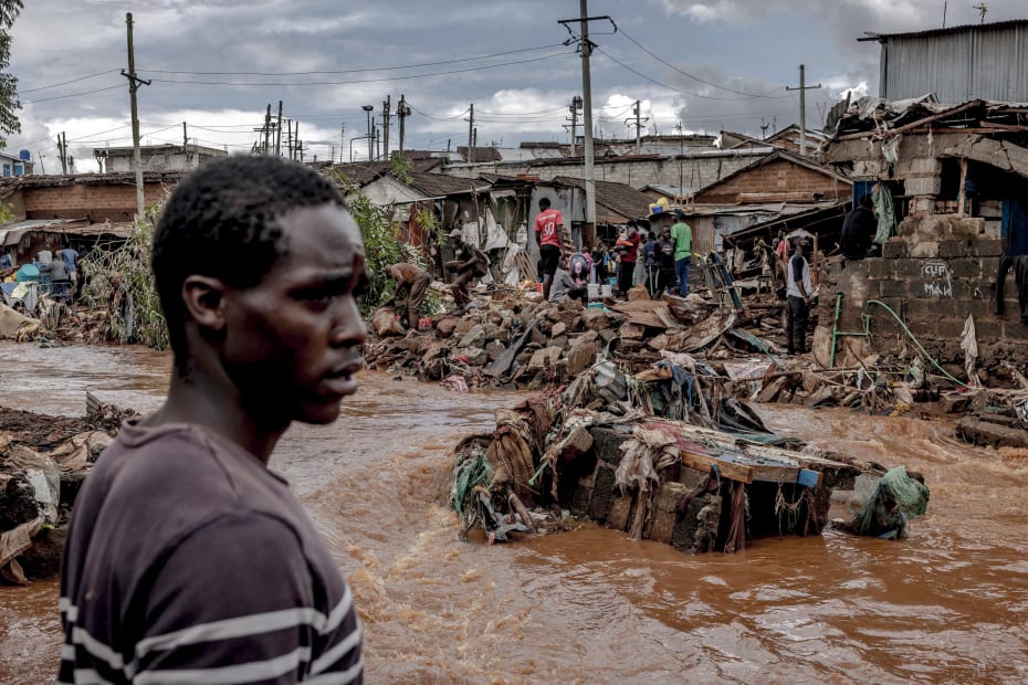Huse blev ødelagt af oversvømmelser efter voldsomme regnskyl i den uformelle bosættelse Mathare i Nairobi den 25. april 2024. Her udløste voldsomme regnskyl oversvømmelser og skabte kaos over hele Kenya, hvor veje og broer blev blokeret, og huse i slumkvartererne blev oversvømmet.