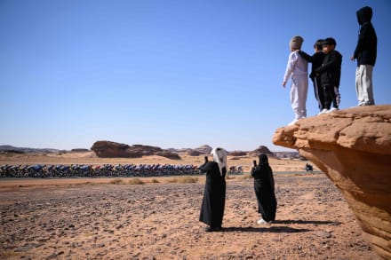 Etaperne i den saudiarabiske AlUla Tour består af endeløse vidder af gold ørken, bagende varme dalstrækninger og umulige klippeformationer. Tilskuere er der ikke mange af.