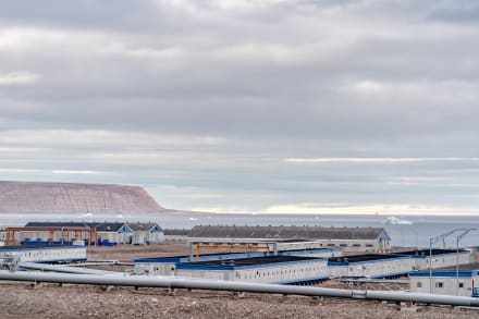 Jyllands-Posten har for nylig afdækket, at den danske stat gennem tre årtier aktivt sikrede, at det var danske firmaer, der fik kontrakterne på vedligeholdelse af amerikanske baser, herunder Thule-basen.