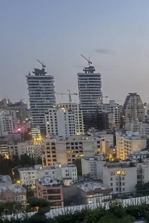 Røg stiger op fra den iranske statsmediebygning som blev ramt i et israelsk luftangreb den 16. juni. Flere eksperter vurderer, at Israels angreb er en »agressionsforbrydelse« og en overtrædelse af international ret.