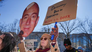 Jeff Bezos har smadret alle de institutioner, der holdt sammen på USA i det 20. århundrede