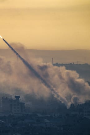 Et missil sendes fra Gazastriben mod Israel den 7. oktober 2023, hvor Hamas, Islamisk Jihad og andre væbnede grupper angreb Israel fra flere fronter, og hvor over 1.200 israelere mistede livet.
