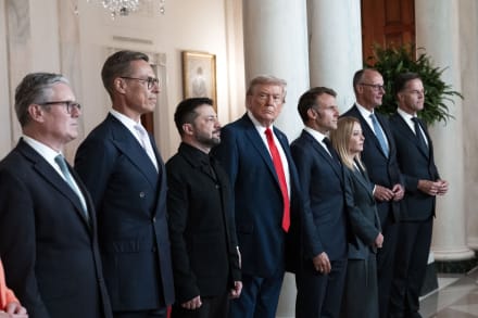 Europæiske ledere flankerede Ukraines præsident, Volodymyr Zelenskyj, i mødet med USA’s præsident, Donald Trump, i Washington mandag.