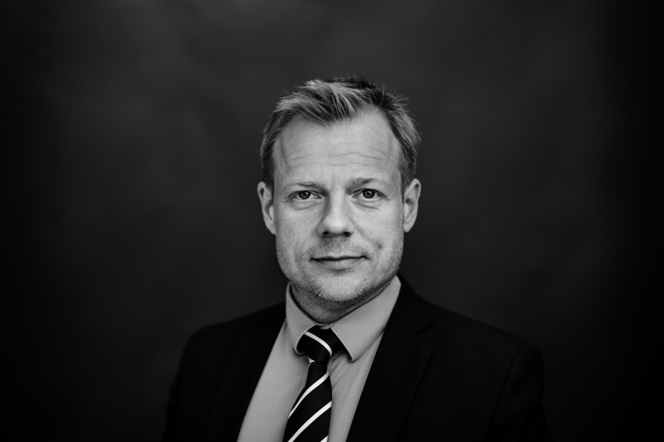 »Forureningen af sproget har fundet sted,« stod der hjemme hos Per Højholt. Det var rigtigt. Men Dansk Sprognævn har også ret i, at vi skal finde vores egne sjove ord