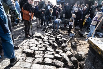 Pusher Street på Christiania blev lukket i april 2024, hvor gadens brosten blev gravet op op én for én. Justitsminister Peter Hummelgård (S) tog en brosten med hjem til kontoret som symbol på, at han var minister, da cannabissalget på Christiania mødte sit endeligt.