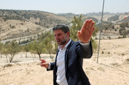 Israels finansminister, Bezalel Smotrich, som selv bor i en ulovlig bosættelse, har fremhævet, at E1-bosættelsen vil ligge midt imellem Østjerusalem og Vestbredden og dermed hamre en kile ned i det palæstinensiske område. Bosættelsen er netop blevet vedtaget.