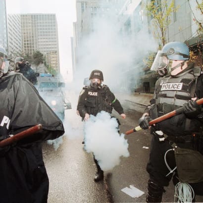 I november 1999 blev Seattle omdannet til en krigszone, da politi og demonstranter stødte sammen i forbindelse med en konference i Verdenshandelsorganisationen, WTO.