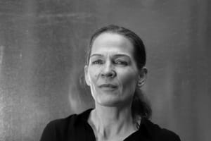 Åsne Seierstad har gjort en levevej ud af at rejse ind, hvor andre bliver ude – fra Kabul til Groznyj, fra den ene konfliktzone til den næste. Nu har hun gjort det igen i det krigsførende Rusland.