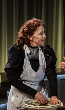 Bodil Jørgensen, Rikke Lylloff og Lars Mølsted i Frøken Jensens Kogebog på Randers Teater.