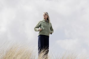 Dokumentarfilminstruktør Phie Ambo er aktuel med ’Ilden, Vandet, Jorden, Luften’, der skildrer, hvordan lokalsamfund i Norden bliver ramt af klimaforandringer og må finde nye måder at tackle verden på.