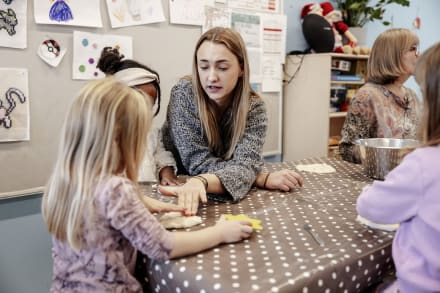 Selv om Børnehuset Elverhøj er en god arbejdsplads, er pædagogmedhjælpere som Asta en væsentlig del af at få børnenes hverdag til at hænge sammen.