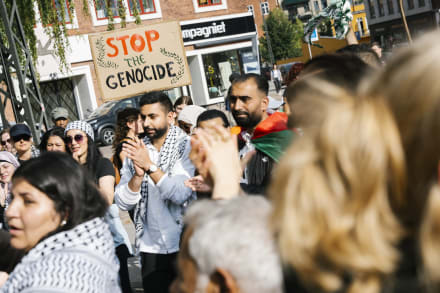 Demonstranter foran Forum i København, hvor EU’s udenrigsministermøde fandt sted.