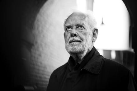 Med ’Mor’ har Jens Smærup Sørensen med både sproglig skønhed og sønlig ømhed skabt et billede af et menneske, som trods både modgang fik lov at leve det 20. århundrede med.