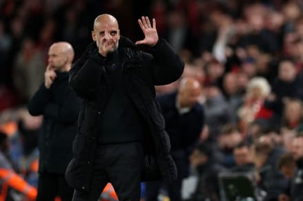 Som svar på skadefro tilråb fra Liverpool-fans signalerer Guardiola, hvor mange engelske mesterskaber han har vundet.