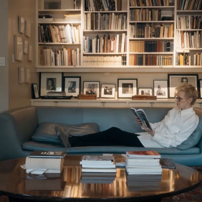 Siri Hustvedt i sit og sin afdøde mand, Paul Austers, smagfulde hjem i Brooklyn i Sabine Lidls dokumentarfilm om forfatteren.