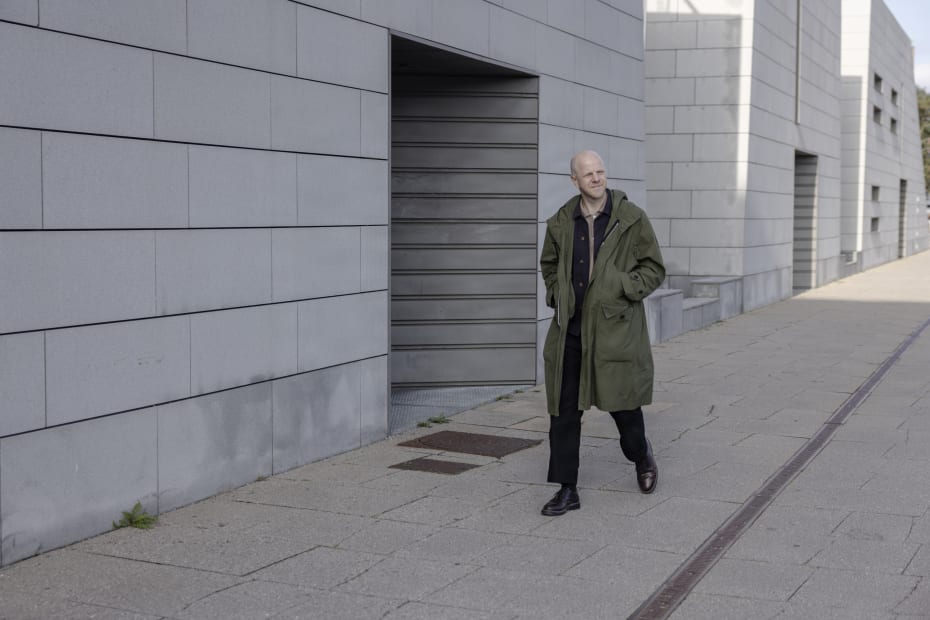 Under arbejdet med sin bog har Martin Gelin rejst jorden rundt og talt med diplomater, historikere, kunstnere og aktivister.