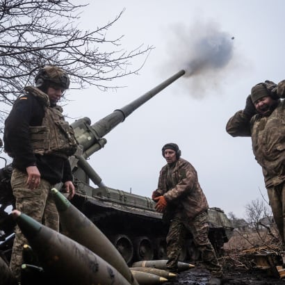 Ukrainske soldater ved fronten. På mandag rejser Volodymyr Zelenskyj til Saudi-Arabien, hvor han skal mødes med den saudiarabiske kronprins, og hvor der også vil være repræsentanter fra USA.