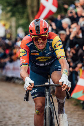 »Jeg kom til fucking Milano-Sanremo uden et eneste cykelløb og var flyvende,« siger Mads Pedersen.