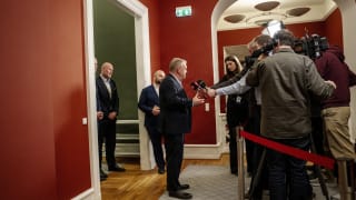 Kaos på højrefløjen giver midten et nyt alibi